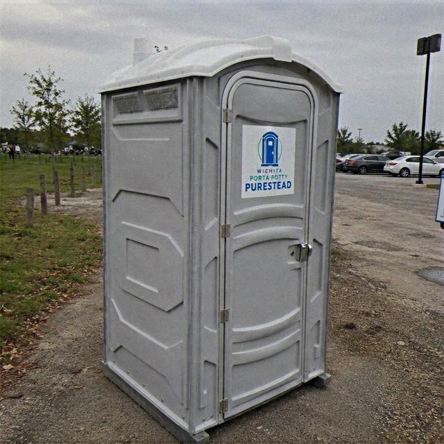 Deluxe flushable porta potty rental Wichita